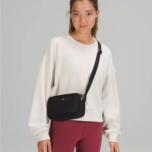 lululemon black crossbody camera bag 2L
